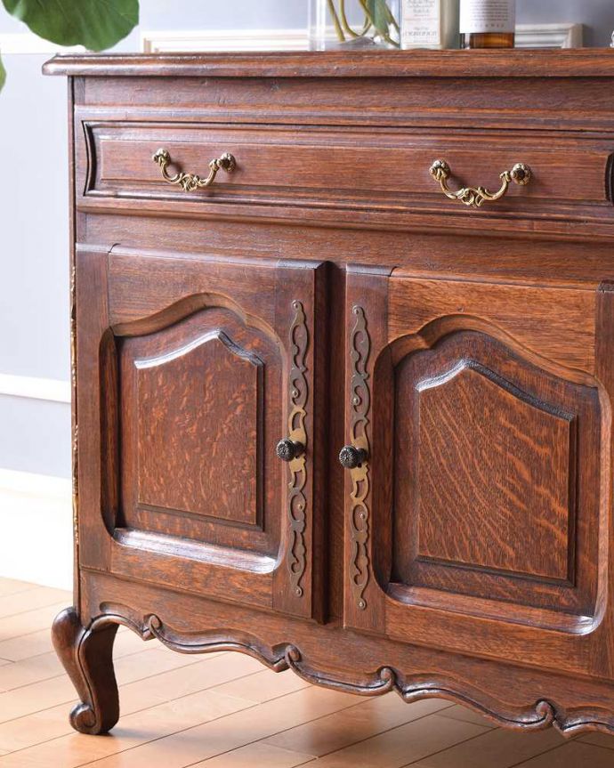 アンティークのチェスト　アンティーク家具　リビングで便利に使えるアンティーク家具、フランスのエレガントな木製キャビネット。扉も引き出しも。(j-2308-f)