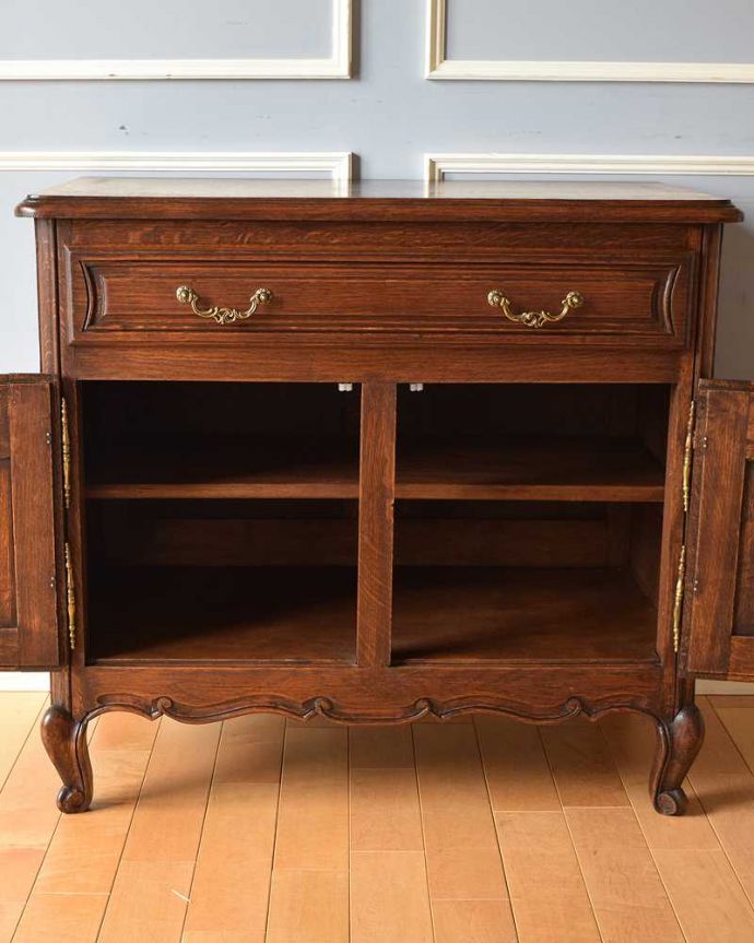 アンティークのチェスト　アンティーク家具　リビングで便利に使えるアンティーク家具、フランスのエレガントな木製キャビネット。扉部分を開けて中を見てみましょう！もともとカップボードとして、お気に入りの食器を入れて使われていた家具。(j-2308-f)