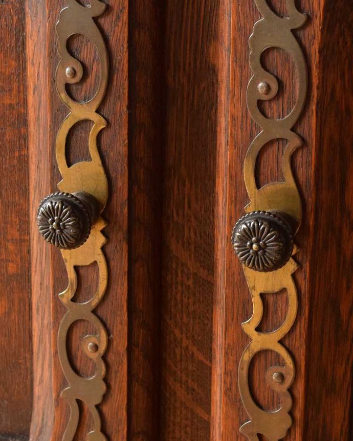 アンティークのチェスト　アンティーク家具　リビングで便利に使えるアンティーク家具、フランスのエレガントな木製キャビネット。開ける度になんだかワクワク取っ手のデザインにもフランスらしいこだわりが。(j-2308-f)