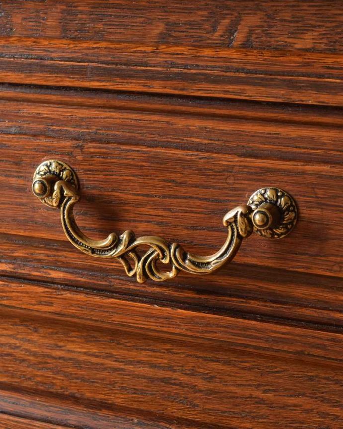 アンティークのチェスト　アンティーク家具　リビングで便利に使えるアンティーク家具、フランスのエレガントな木製キャビネット。ハンドル部分も美しい引き出し部分にはハンドルタイプの取っ手。(j-2308-f)