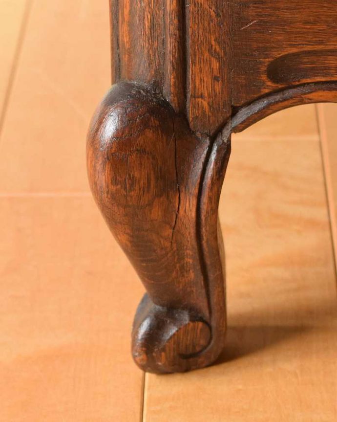 アンティークのチェスト　アンティーク家具　リビングで便利に使えるアンティーク家具、フランスのエレガントな木製キャビネット。女性１人でも運べちゃうんですHandleのアンティークは、脚の裏にフェルトキーパーをお付けしているので、床を滑らせて女性1人でもラクに移動が出来ます。(j-2308-f)