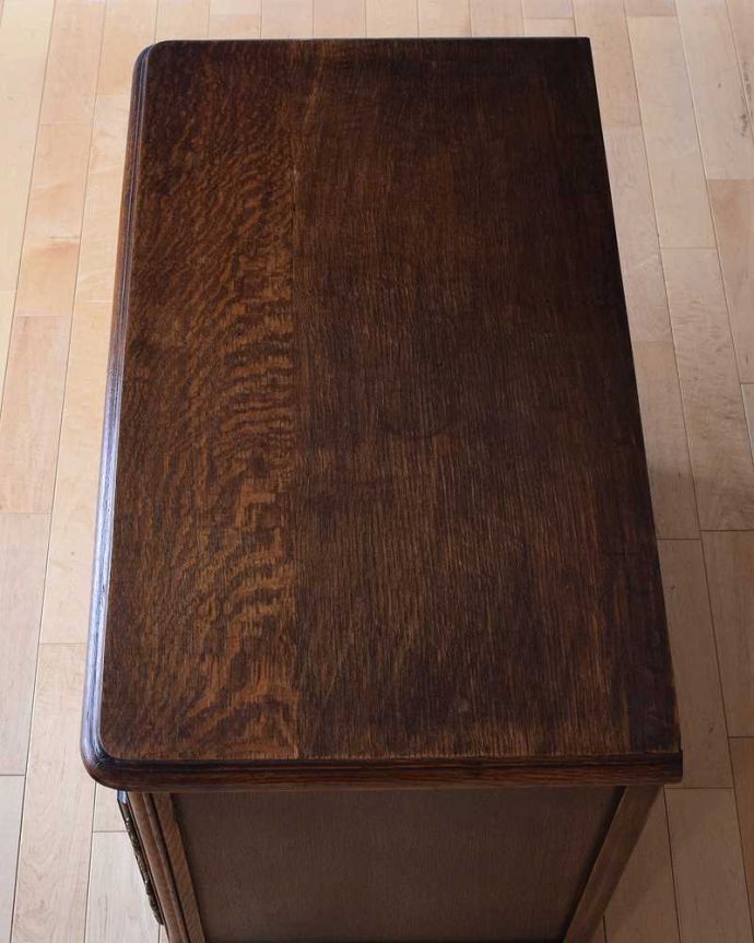 アンティークのチェスト　アンティーク家具　リビングで便利に使えるアンティーク家具、フランスのエレガントな木製キャビネット。上から見てみると･･･天板を上から見てみるとこんな感じです。(j-2308-f)