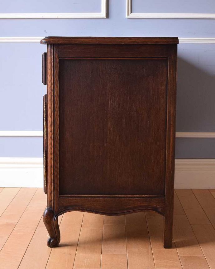 アンティークのチェスト　アンティーク家具　リビングで便利に使えるアンティーク家具、フランスのエレガントな木製キャビネット。横から見てもステキフランスらしいこだわりが感じられる横顔も美しいんです。(j-2308-f)
