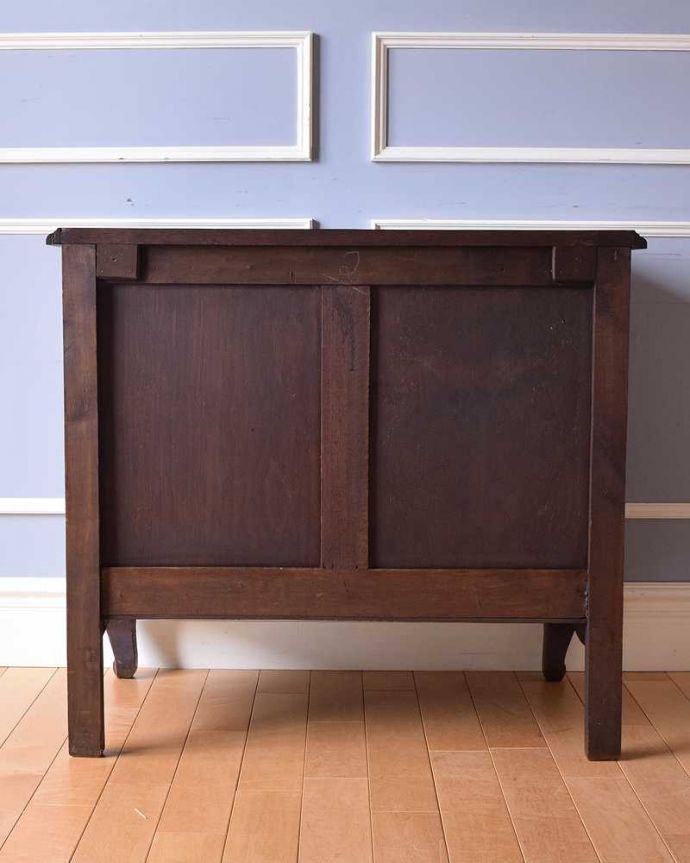 アンティークのチェスト　アンティーク家具　リビングで便利に使えるアンティーク家具、フランスのエレガントな木製キャビネット。後ろ姿も見てくださいアンティークは新品ではないので、もちろん経年変化によるキズはありますが、後ろ姿もキレイです。(j-2308-f)