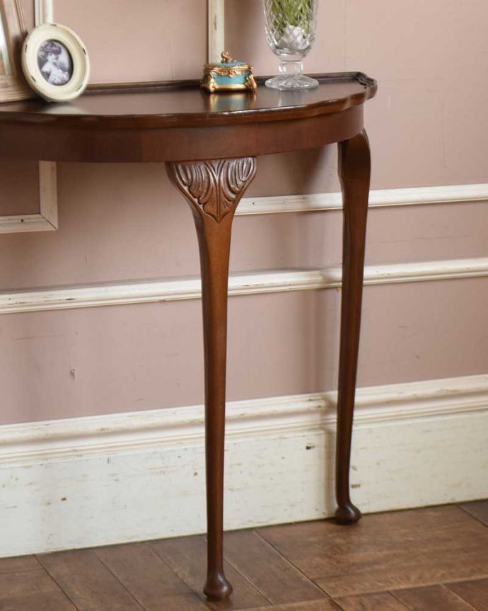 アンティークのテーブル　アンティーク家具　英国のアンティーク家具、装飾の美しい半月型のコンソールテーブル。美しいデザインが印象的実用性を求めない見せ場を作ってくれるコンソールは、何より見た目が重要。(j-2309-f)
