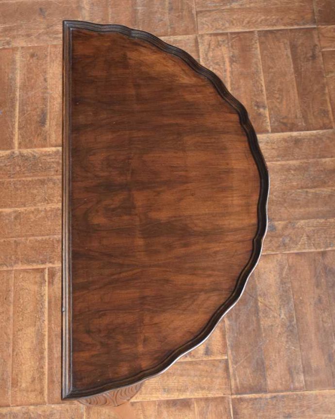 アンティークのテーブル　アンティーク家具　英国のアンティーク家具、装飾の美しい半月型のコンソールテーブル。上から見ると半分のお月様が見えますハーフムーン（半月型）の天板には、何を置いても素敵に魅せてくれる力があります。(j-2309-f)