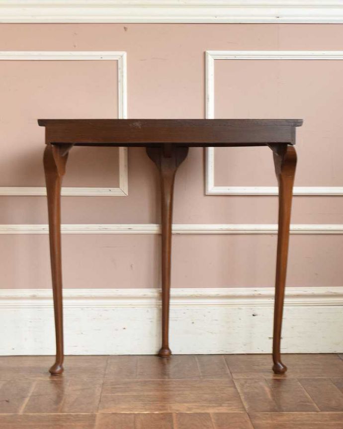 アンティークのテーブル　アンティーク家具　英国のアンティーク家具、装飾の美しい半月型のコンソールテーブル。後ろ姿にも自信があります。(j-2309-f)