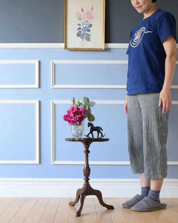 アンティークのテーブル　アンティーク家具　天板の色と木目が美しいアンティークワインテーブル（オケージョナルテーブル）。移動もラクラク！どこでも使える小さなテーブル持ち運び便利なワインテーブル。(j-2311-f)