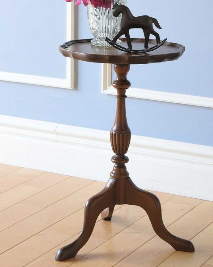 アンティークのテーブル　アンティーク家具　天板の色と木目が美しいアンティークワインテーブル（オケージョナルテーブル）。小さくてもアンティークの気品タップリ。(j-2311-f)