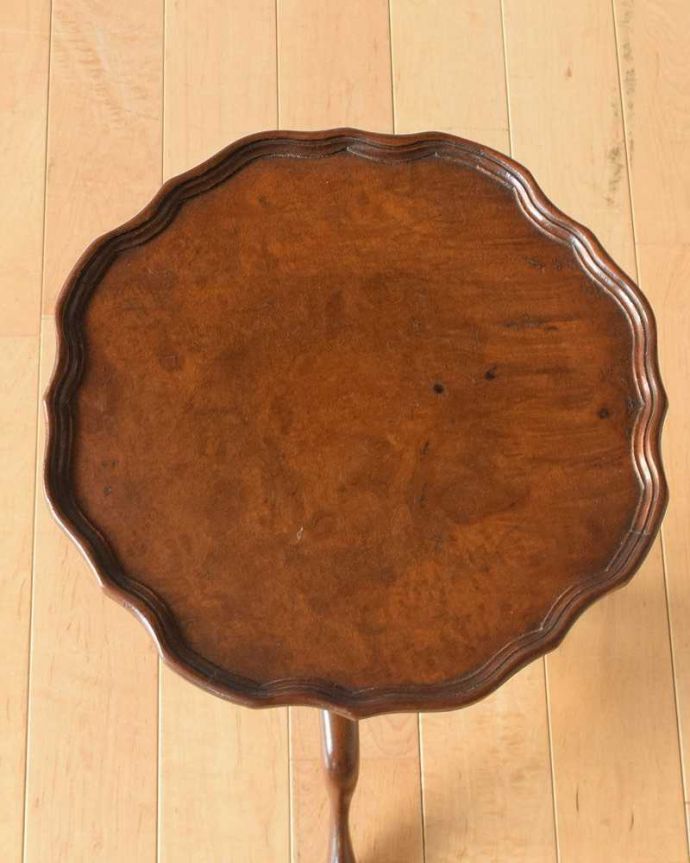 アンティークのテーブル　アンティーク家具　天板の色と木目が美しいアンティークワインテーブル（オケージョナルテーブル）。天板を上から見ると･･･天板はこんな感じで、ちょっとしたものを乗せて使うのに便利なサイズです。(j-2311-f)