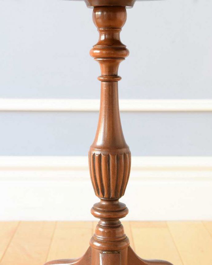 アンティークのテーブル　アンティーク家具　天板の色と木目が美しいアンティークワインテーブル（オケージョナルテーブル）。うっとりする美しさアンティークだから手に入る美しい彫。(j-2311-f)