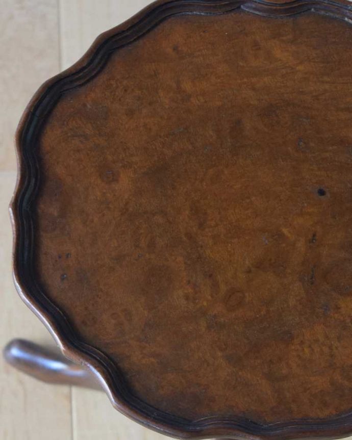 アンティークのテーブル　アンティーク家具　天板の色と木目が美しいアンティークワインテーブル（オケージョナルテーブル）。近づいて見てみると･･･天板の周りもアンティークらしく美しいデザイン。(j-2311-f)