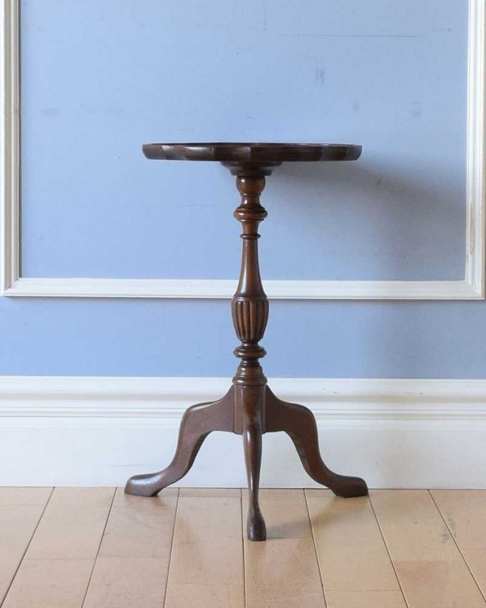 アンティークのテーブル　アンティーク家具　天板の色と木目が美しいアンティークワインテーブル（オケージョナルテーブル）。横から見ても優雅英国アンティークらしく横顔だって美しいんです。(j-2311-f)