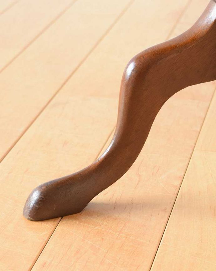 アンティークのテーブル　アンティーク家具　天板の色と木目が美しいアンティークワインテーブル（オケージョナルテーブル）。Handleの家具の脚の裏には･･･床にキズが付かないよう脚の裏にフェルトキーパーを付けてお届けしています。(j-2311-f)