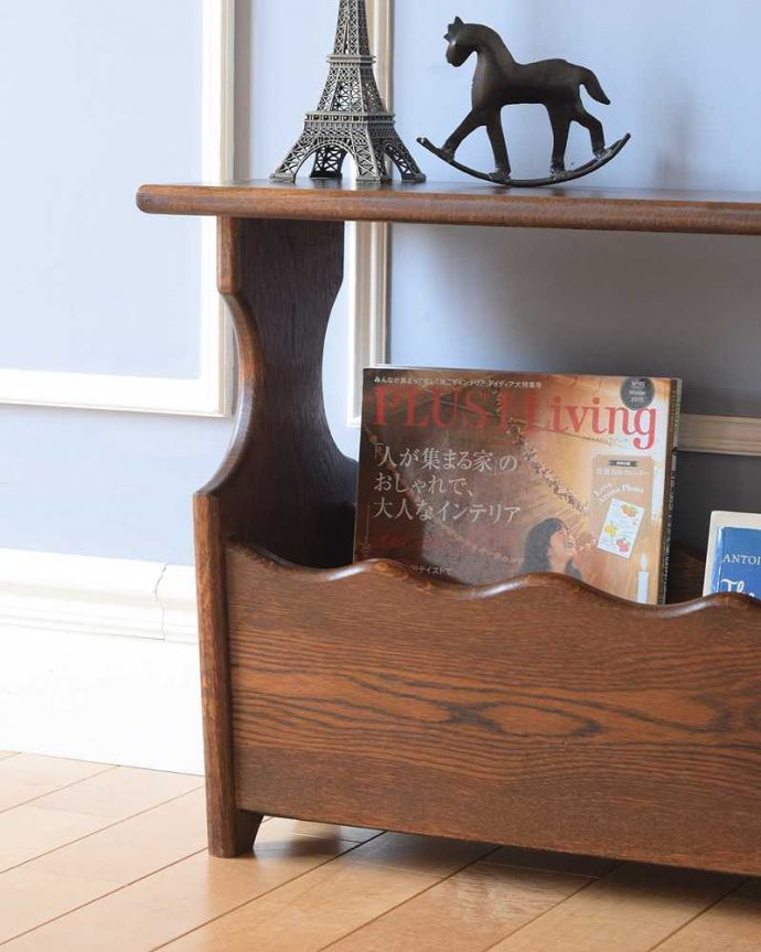 マガジンラック　アンティーク家具　フランス輸入の小さなアンティーク家具、サイドテーブルにもなるマガジンラック。ちょっと置いておきたい…をキレイに収納新聞や雑誌など、ついついテーブルの上に置いてしまって雑多に見えるものが、コレさえあればキレイに収納出来てお部屋もスッキリ見えるんです。(j-2312-f)