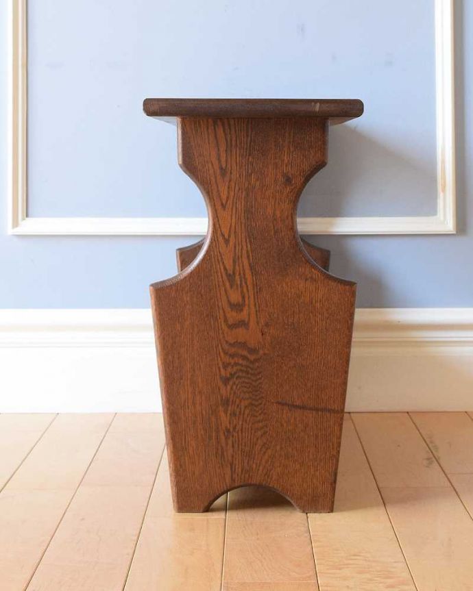 マガジンラック　アンティーク家具　フランス輸入の小さなアンティーク家具、サイドテーブルにもなるマガジンラック。横から見ると･･･360度、どの角度から見てもキレイに仕上がっています。(j-2312-f)