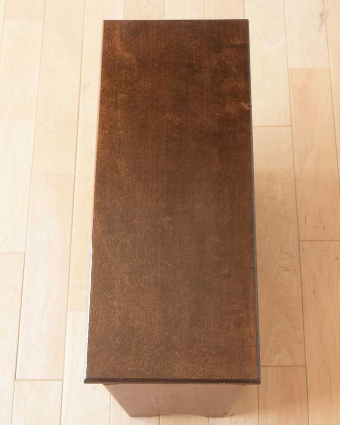 マガジンラック　アンティーク家具　フランス輸入の小さなアンティーク家具、サイドテーブルにもなるマガジンラック。ココも使えてさらに便利読みかけの本やお茶が置ける天板付き。(j-2312-f)