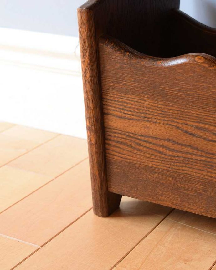 マガジンラック　アンティーク家具　フランス輸入の小さなアンティーク家具、サイドテーブルにもなるマガジンラック。持ち上げなくても移動ラクラクHandleのアンティーク家具の足の裏にはフェルトキーパーをお付けしています。(j-2312-f)