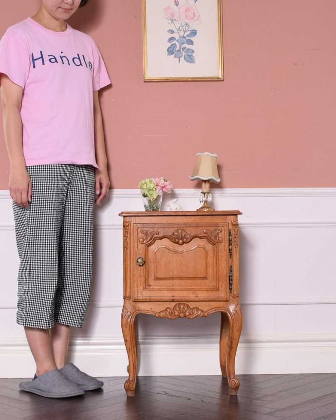 アンティークのキャビネット　アンティーク家具　コンパクトでエレガントなフランスアンティーク家具、装飾が美しいナイトテーブル。フランスらしさがギュッと詰まっていますコンパクトなサイズなのにフランスらしく優雅な雰囲気がたっぷり詰まったキャビネット。(j-2313-f)