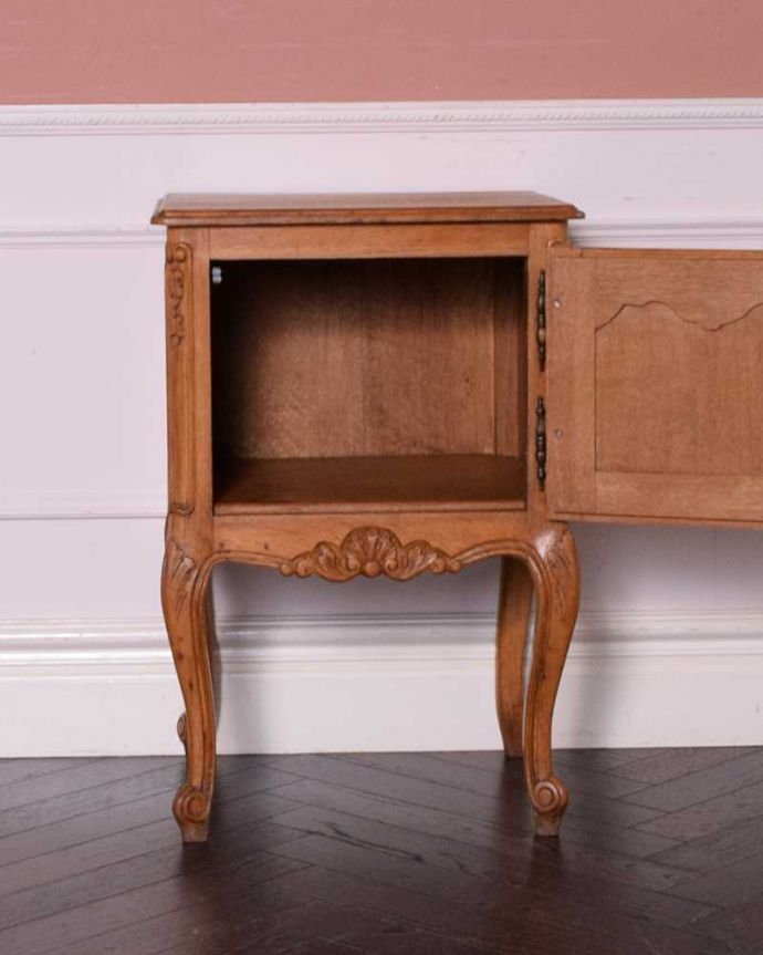 アンティークのキャビネット　アンティーク家具　コンパクトでエレガントなフランスアンティーク家具、装飾が美しいナイトテーブル。扉を開けて中を見ると･･･専門の職人が仕上げたので中もキレイです。(j-2313-f)