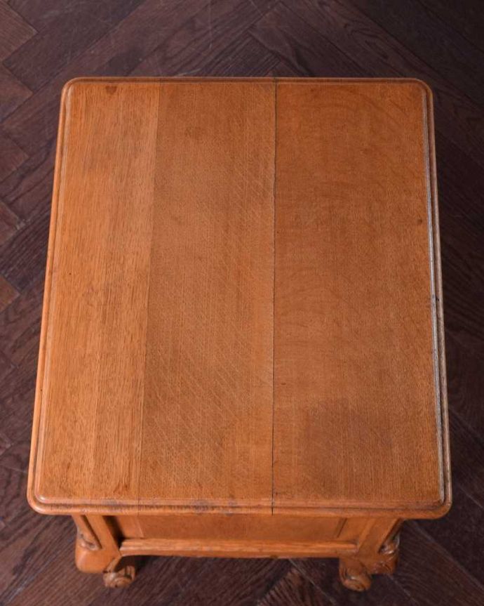 アンティークのキャビネット　アンティーク家具　コンパクトでエレガントなフランスアンティーク家具、装飾が美しいナイトテーブル。上から見てみると･･･修復の際、天板の塗装もキレイに仕上げました。(j-2313-f)