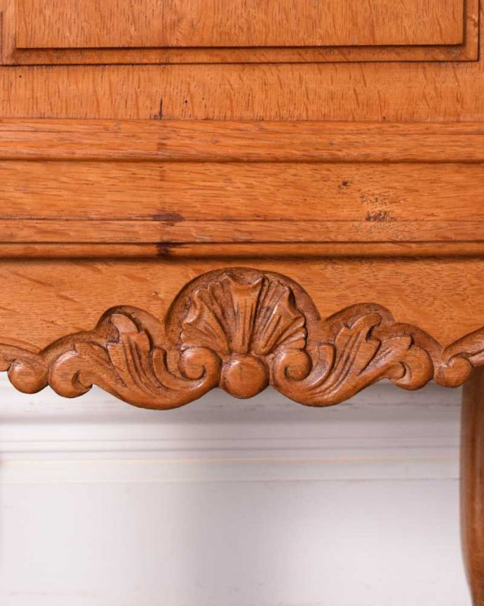 アンティークのキャビネット　アンティーク家具　コンパクトでエレガントなフランスアンティーク家具、装飾が美しいナイトテーブル。フランスらしい彫りフランスらしさの象徴とも言える、優雅な彫りの装飾。(j-2313-f)