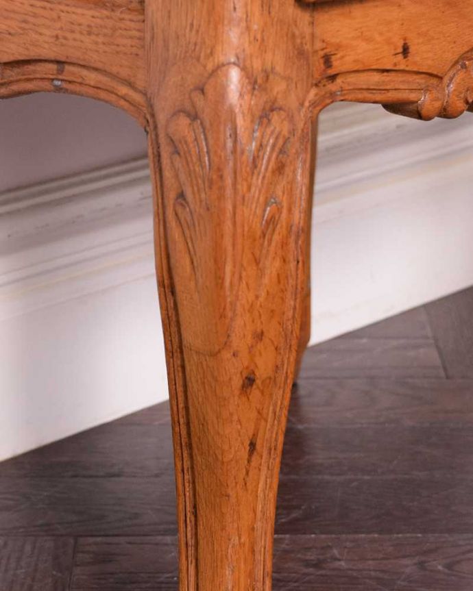 アンティークのキャビネット　アンティーク家具　コンパクトでエレガントなフランスアンティーク家具、装飾が美しいナイトテーブル。いろんな場所にこだわり彫のデザインもいろいろです。(j-2313-f)