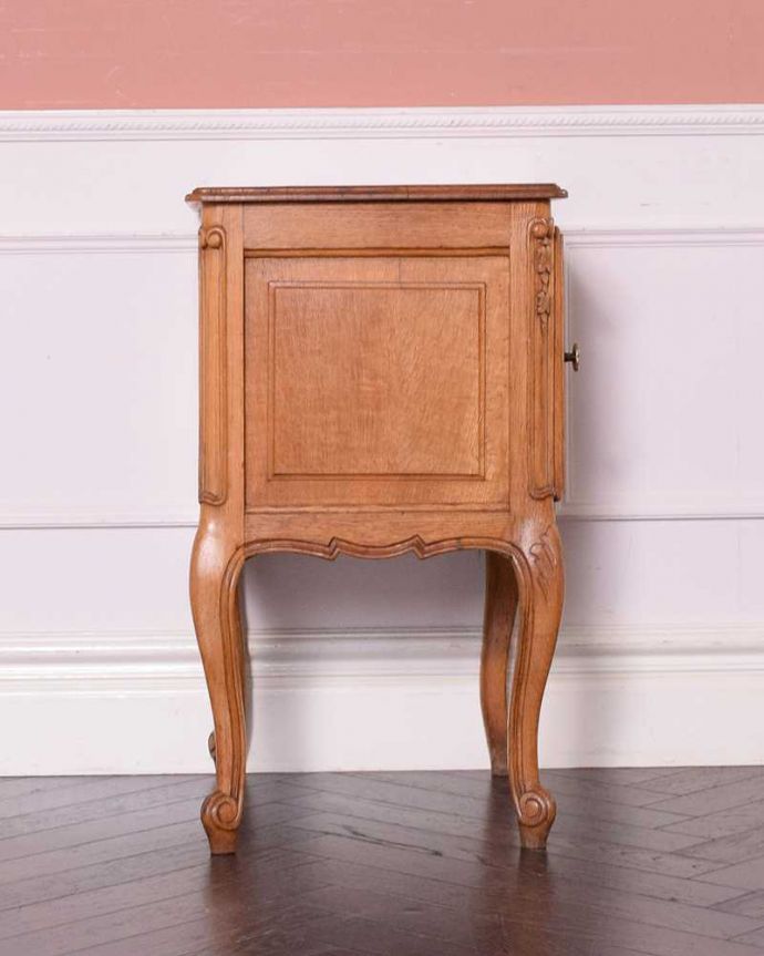 アンティークのキャビネット　アンティーク家具　コンパクトでエレガントなフランスアンティーク家具、装飾が美しいナイトテーブル。横から見ても美しいんです正面はもちろん、横顔だってフランスらしく美しいです。(j-2313-f)