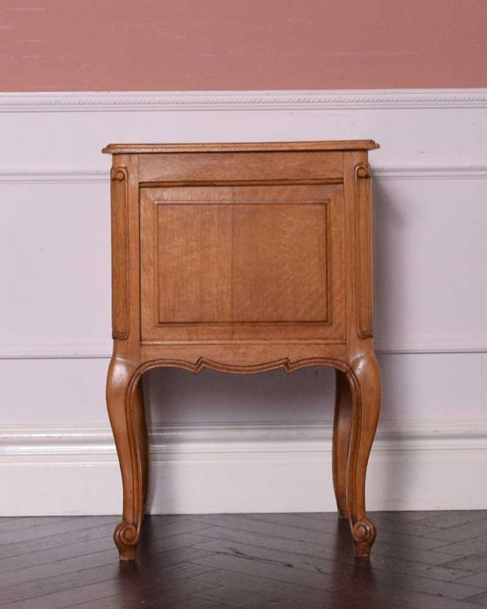 アンティークのキャビネット　アンティーク家具　コンパクトでエレガントなフランスアンティーク家具、装飾が美しいナイトテーブル。後ろから見ても･･･アンティークは新品ではないので、もちろん経年変化によるキズはありますが、専門の職人がお直しをしているので、後ろ姿もキレイです。(j-2313-f)