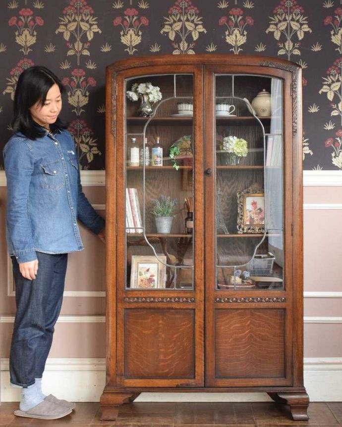 アンティーク｜ロイドルーム　アンティーク家具　英国で見つけたアンティーク家具、オーク材の木製ブックケース（本棚）。ステンドグラスの扉が美しいキャビネット扉がステンドグラスになっているから、キャビネットとステンドグラスの両方を一気に手に入れることが出来ちゃうんです。(j-2314-f)