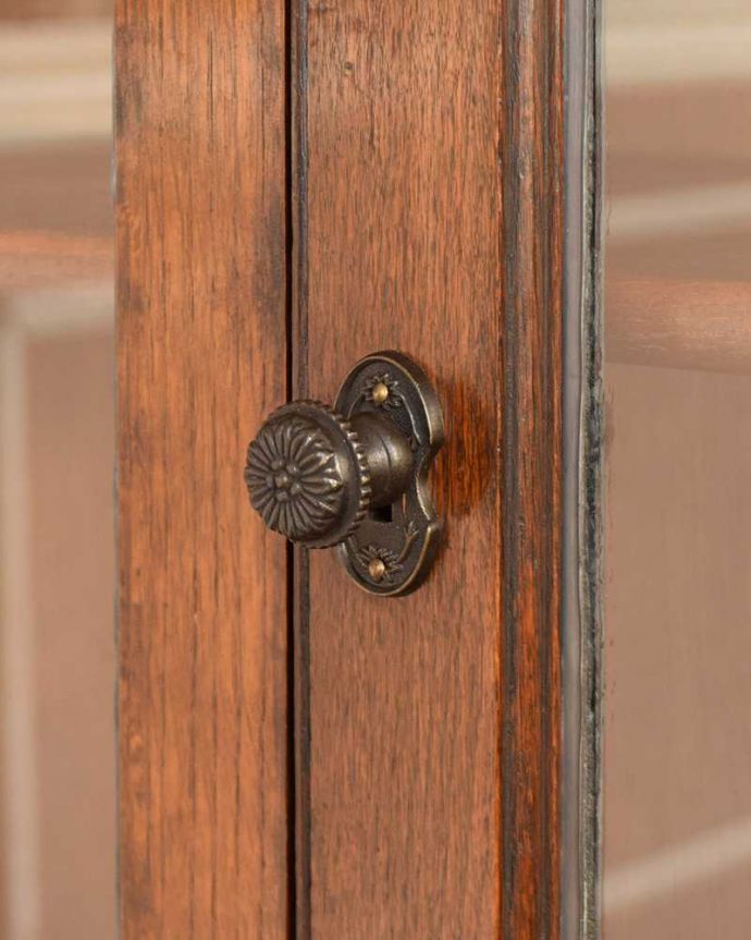 アンティーク｜ロイドルーム　アンティーク家具　英国で見つけたアンティーク家具、オーク材の木製ブックケース（本棚）。開ける度にワクワク･･･取っ手もアンティークらしいデザイン。(j-2314-f)