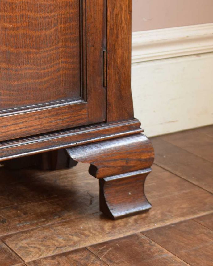 アンティーク｜ロイドルーム　アンティーク家具　英国で見つけたアンティーク家具、オーク材の木製ブックケース（本棚）。女性１人でもラクに運べちゃうヒミツHandleのアンティークは、脚の裏にフェルトキーパーをお付けしているので、床を滑らせれば女性でも移動がカンタンに出来ます！ご安心下さい。(j-2314-f)