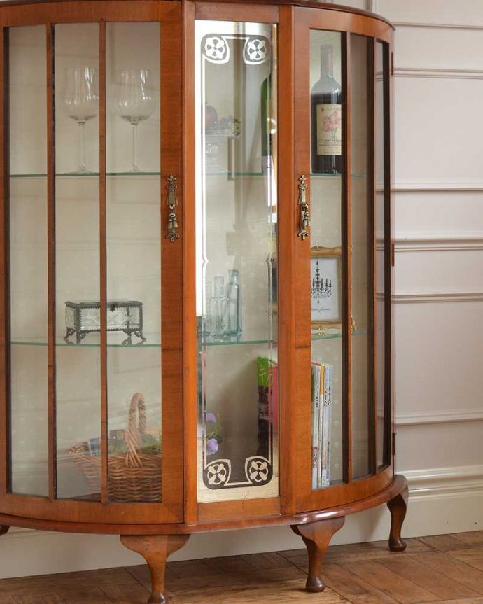 アンティークのキャビネット　アンティーク家具　美しいガラス扉のアンティーク家具、英国輸入のガラスキャビネット（飾り棚）。ガラス越しに見るお気に入りの美しさ…アンティークのガラス扉を通して見ると、中に入れたものがキラッキラに輝いて見えるんです。(j-2315-f)