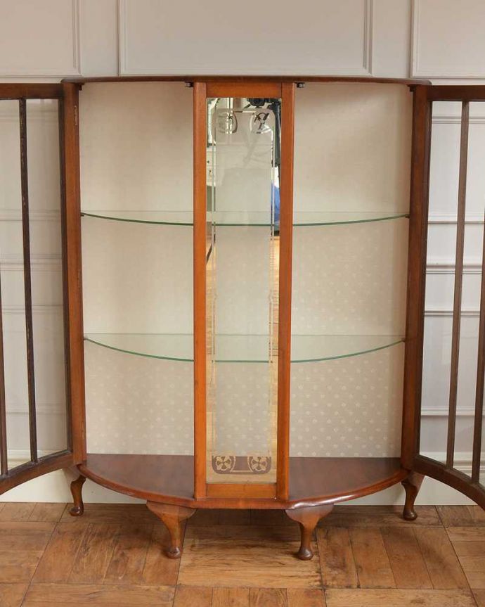 アンティークのキャビネット　アンティーク家具　美しいガラス扉のアンティーク家具、英国輸入のガラスキャビネット（飾り棚）。扉を開けて中を見てみると…職人がキレイに修復して、背板も新しい生地に張替えました。(j-2315-f)