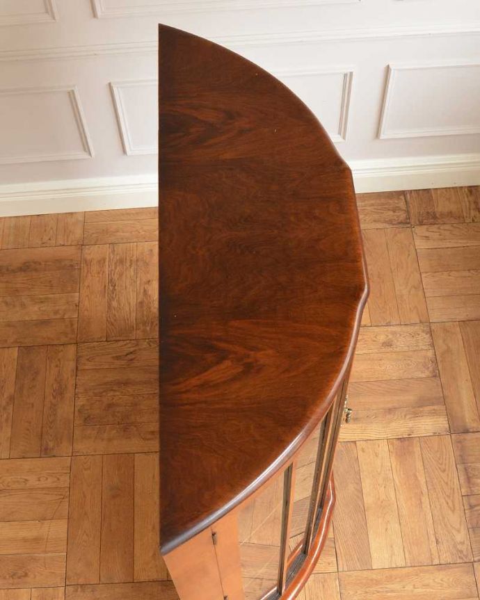 アンティークのキャビネット　アンティーク家具　美しいガラス扉のアンティーク家具、英国輸入のガラスキャビネット（飾り棚）。上から見るとよく分かるハーフムーンの形キャビネットを上から見てみるとこんな感じの半月型。(j-2315-f)