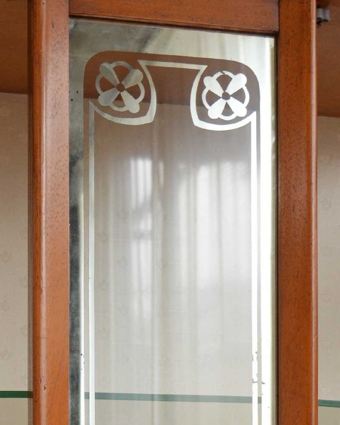 アンティークのキャビネット　アンティーク家具　美しいガラス扉のアンティーク家具、英国輸入のガラスキャビネット（飾り棚）。キレイに残っていてくれましたガラスに描かれている絵は剥がれているものが多いんだけれど、この子はしっかりキレイに残っていてくれました。(j-2315-f)