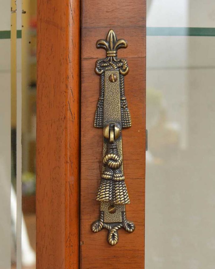 アンティークのキャビネット　アンティーク家具　美しいガラス扉のアンティーク家具、英国輸入のガラスキャビネット（飾り棚）。アンティークらしい素敵な取っ手デザインが美しい取っ手。(j-2315-f)