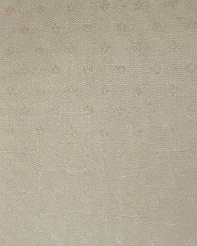 アンティークのキャビネット　アンティーク家具　美しいガラス扉のアンティーク家具、英国輸入のガラスキャビネット（飾り棚）。新しく貼り替えましたキャビネットの表情に合わせて、背板の生地をセレクト。(j-2315-f)