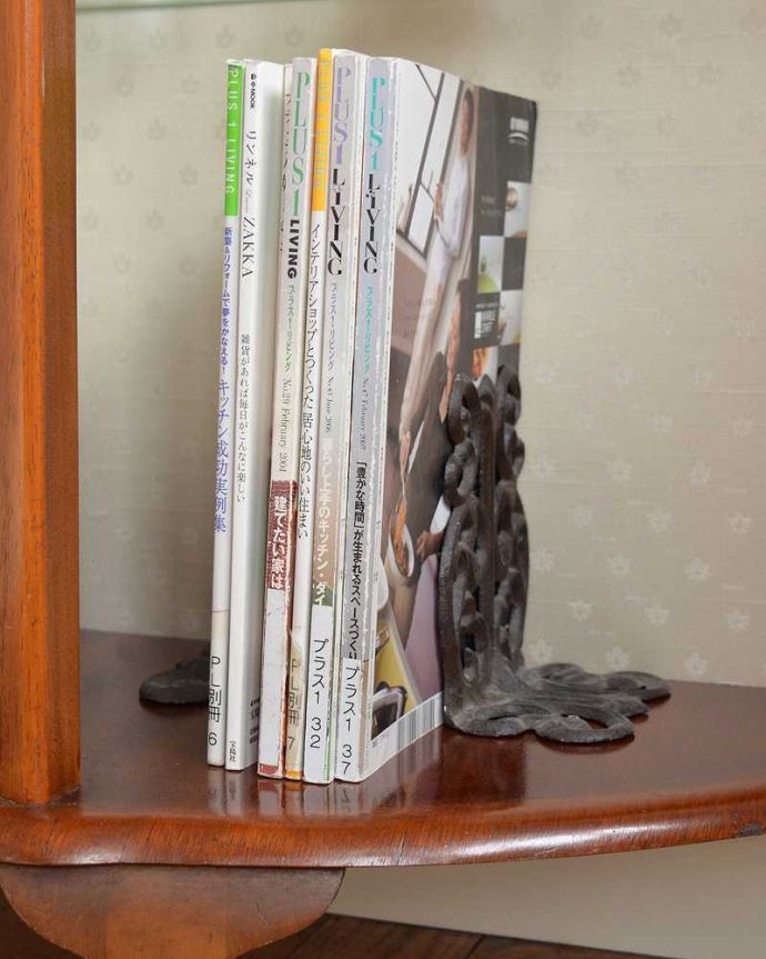 アンティークのキャビネット　アンティーク家具　美しいガラス扉のアンティーク家具、英国輸入のガラスキャビネット（飾り棚）。扉の中は収納たっぷりA4サイズの雑誌までしっかり収納出来ちゃう大きさ。(j-2315-f)