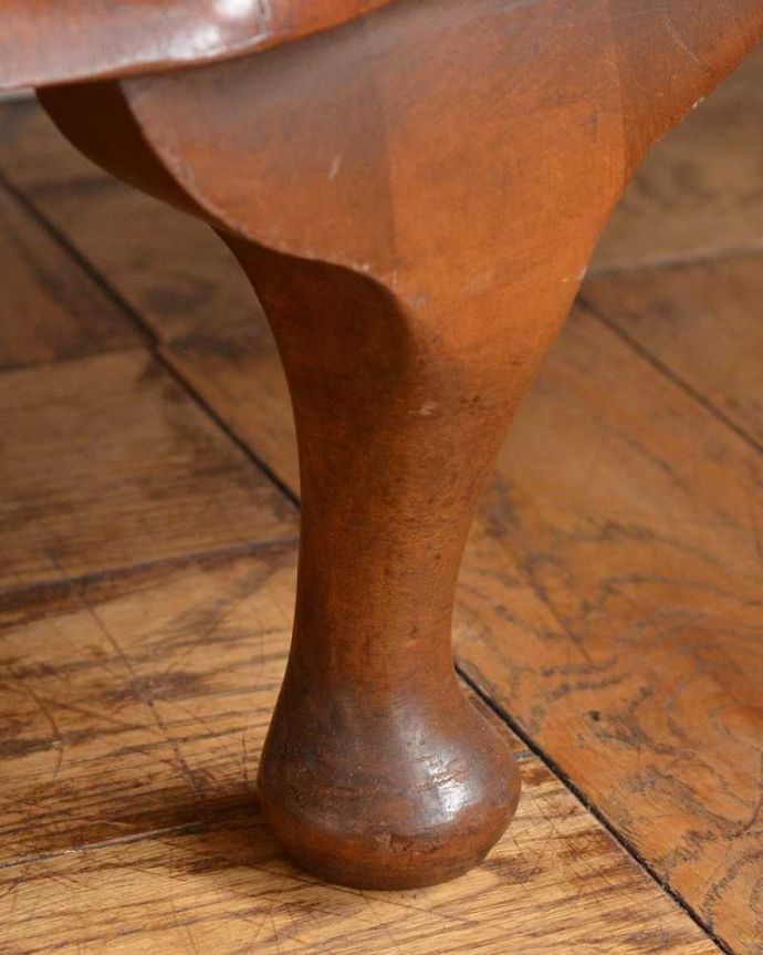 アンティークのキャビネット　アンティーク家具　美しいガラス扉のアンティーク家具、英国輸入のガラスキャビネット（飾り棚）。女性1人でラクラク運べちゃう仕掛けHandleのアンティークは、脚の裏にフェルトキーパーをお付けしています。(j-2315-f)