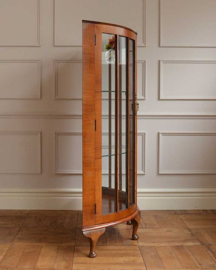 アンティークのキャビネット　アンティーク家具　美しいガラス扉のアンティーク家具、英国輸入のガラスキャビネット（飾り棚）。180度どこからでも中が見れちゃうグルっと180度、どの角度からでも中が見れるハーフムーン型。(j-2315-f)