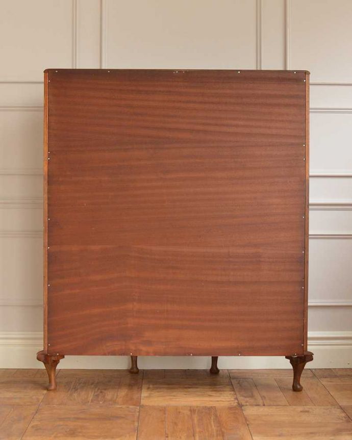 アンティークのキャビネット　アンティーク家具　美しいガラス扉のアンティーク家具、英国輸入のガラスキャビネット（飾り棚）。もちろん後姿もキレイですアンティークは新品ではないので、もちろん経年変化によるキズはありますが、専門の職人がしっかり修復しているので後ろ姿までキレイです。(j-2315-f)