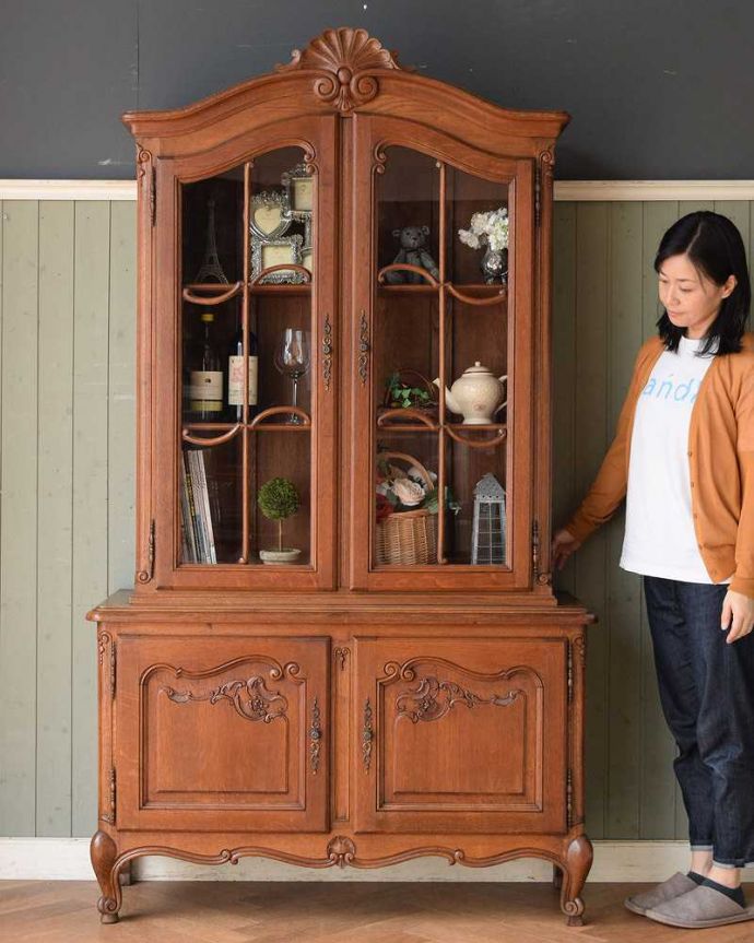 アンティークのキャビネット　アンティーク家具　優雅なフランスのアンティーク家具、華やかなガラスキャビネット（食器棚）。置いた瞬間、フランスらしい優雅さフランスらしい彫が美しい大きなサイズのキャビネット。(j-2316-f)