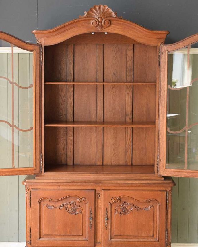 アンティークのキャビネット　アンティーク家具　優雅なフランスのアンティーク家具、華やかなガラスキャビネット（食器棚）。美しさだけじゃない！たっぷり収納アンティーク家具にはめずらしい日本の食器棚と同じようなデザイン。(j-2316-f)