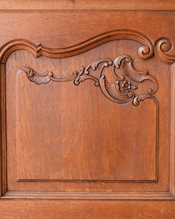 アンティークのキャビネット　アンティーク家具　優雅なフランスのアンティーク家具、華やかなガラスキャビネット（食器棚）。優雅なデザインまだ機械が発達していない時代に、どうやって造ったんだろう･･･。(j-2316-f)