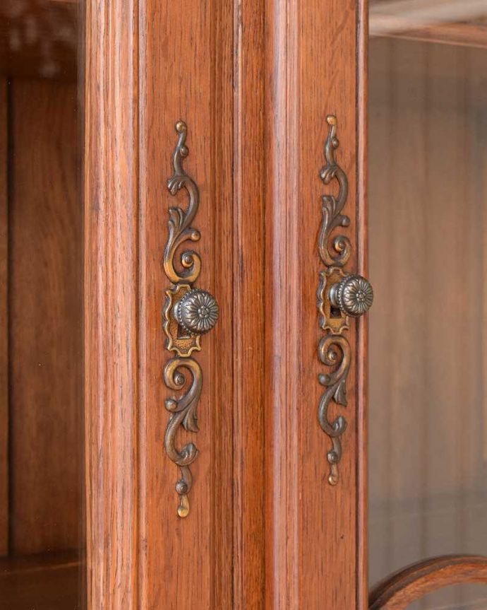 アンティークのキャビネット　アンティーク家具　優雅なフランスのアンティーク家具、華やかなガラスキャビネット（食器棚）。取っ手にもフランスらしさ芸術的に美しいの取っ手。(j-2316-f)