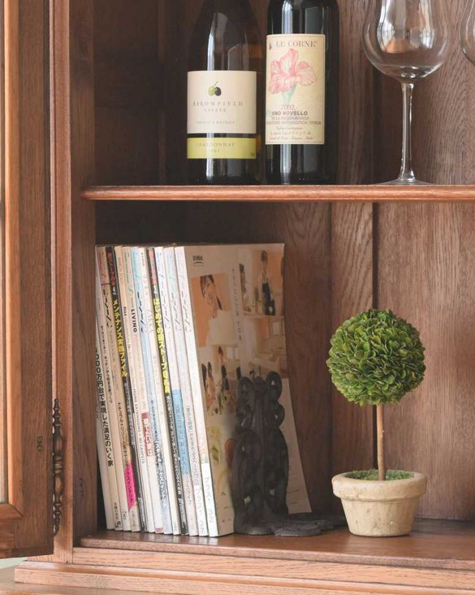 アンティークのキャビネット　アンティーク家具　優雅なフランスのアンティーク家具、華やかなガラスキャビネット（食器棚）。扉の中は収納たっぷりA4サイズの雑誌までしっかり収納出来ちゃう大きさ。(j-2316-f)