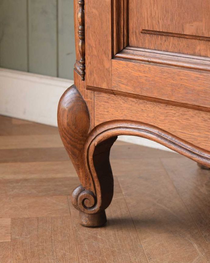 アンティークのキャビネット　アンティーク家具　優雅なフランスのアンティーク家具、華やかなガラスキャビネット（食器棚）。女性1人でラクラク運べちゃう仕掛けHandleのアンティークは、脚の裏にフェルトキーパーをお付けしています。(j-2316-f)