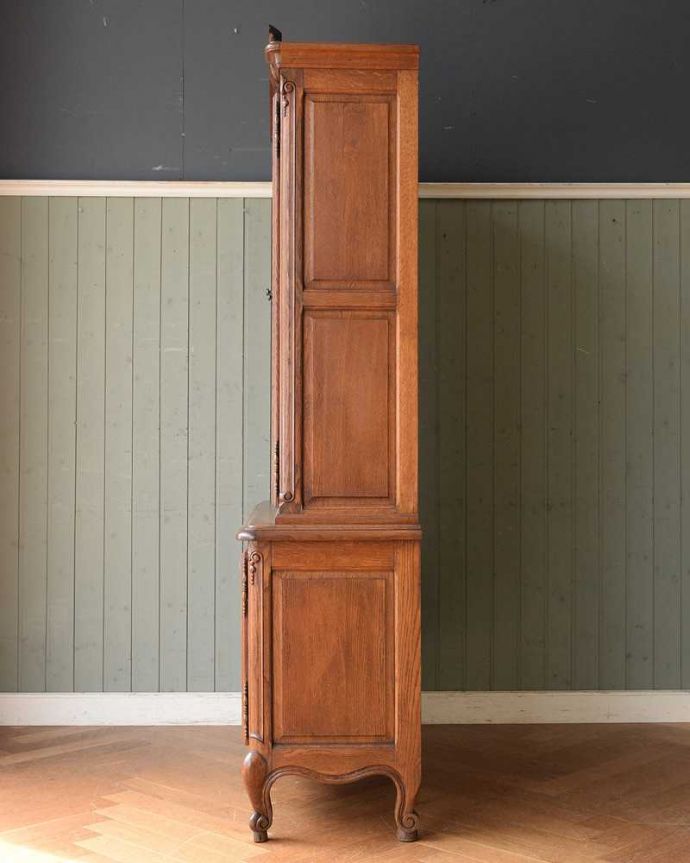 アンティークのキャビネット　アンティーク家具　優雅なフランスのアンティーク家具、華やかなガラスキャビネット（食器棚）。横顔だって色っぽい180度どの角度から見ても完璧なフランスのキャビネット。(j-2316-f)