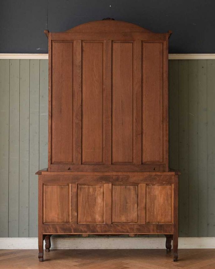 アンティークのキャビネット　アンティーク家具　優雅なフランスのアンティーク家具、華やかなガラスキャビネット（食器棚）。もちろん後ろ姿もアンティークは新品ではないので経年変化によるキズはありますが、専門の職人がキレイにお直しをしているので、後ろ姿もキレイなんです。(j-2316-f)